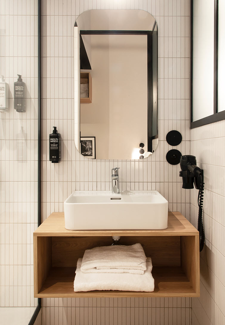 The washbasin rests on a sturdy bathroom unit in HPL